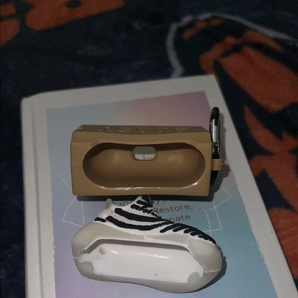 White and Black Sneakers AirPods holder 2 generations - Picture 6 of 7